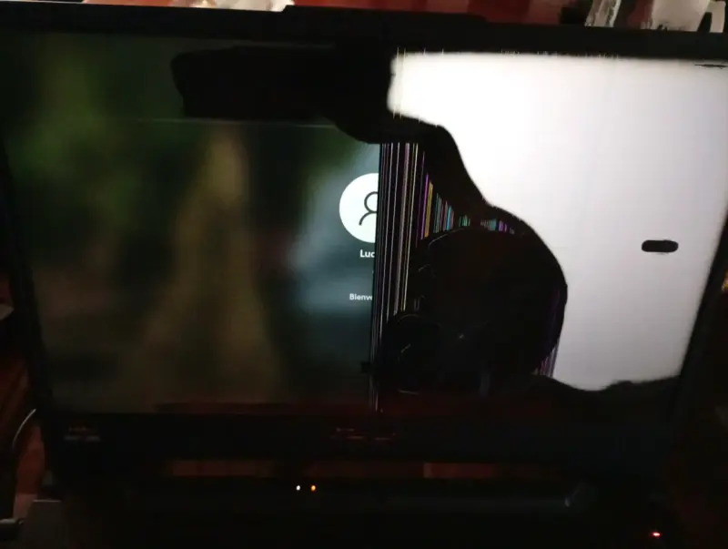 Laptop gamer con pantalla dañada - 2
