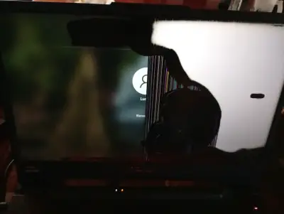 Laptop gamer con pantalla dañada - miniatura 2
