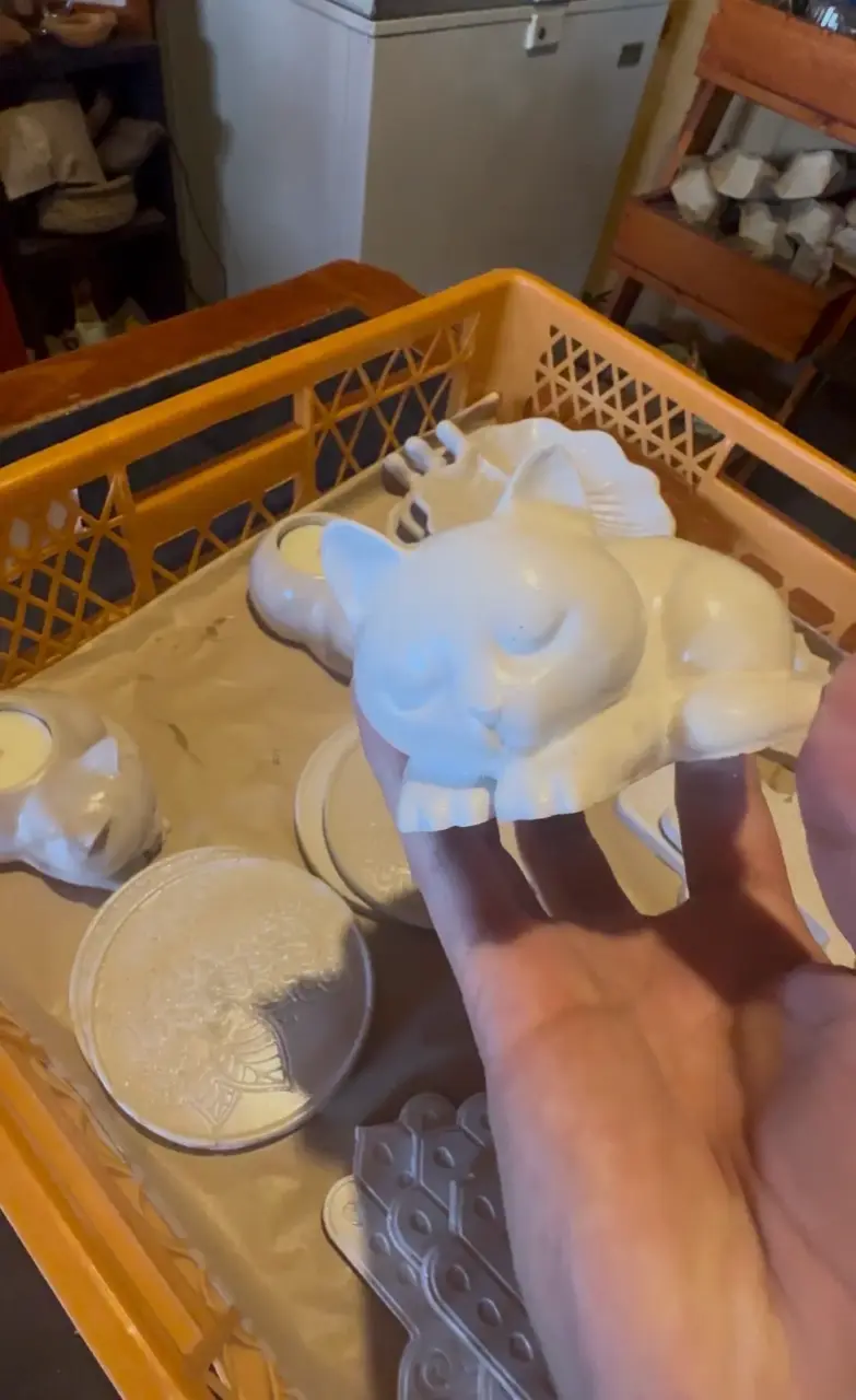 Figura de cerámica gato durmiendo portavela