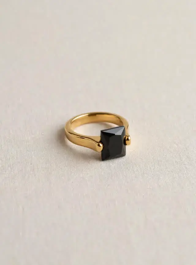 Anillo dorado con piedra negra elegante - 1