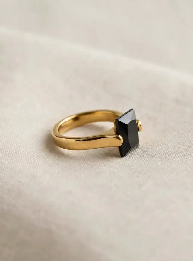 Anillo dorado con piedra negra elegante - 2