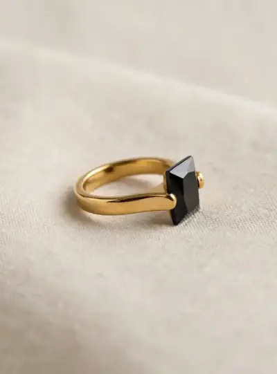 Anillo dorado con piedra negra elegante - miniatura 2