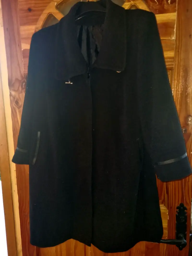 Abrigo negro elegante para mujer