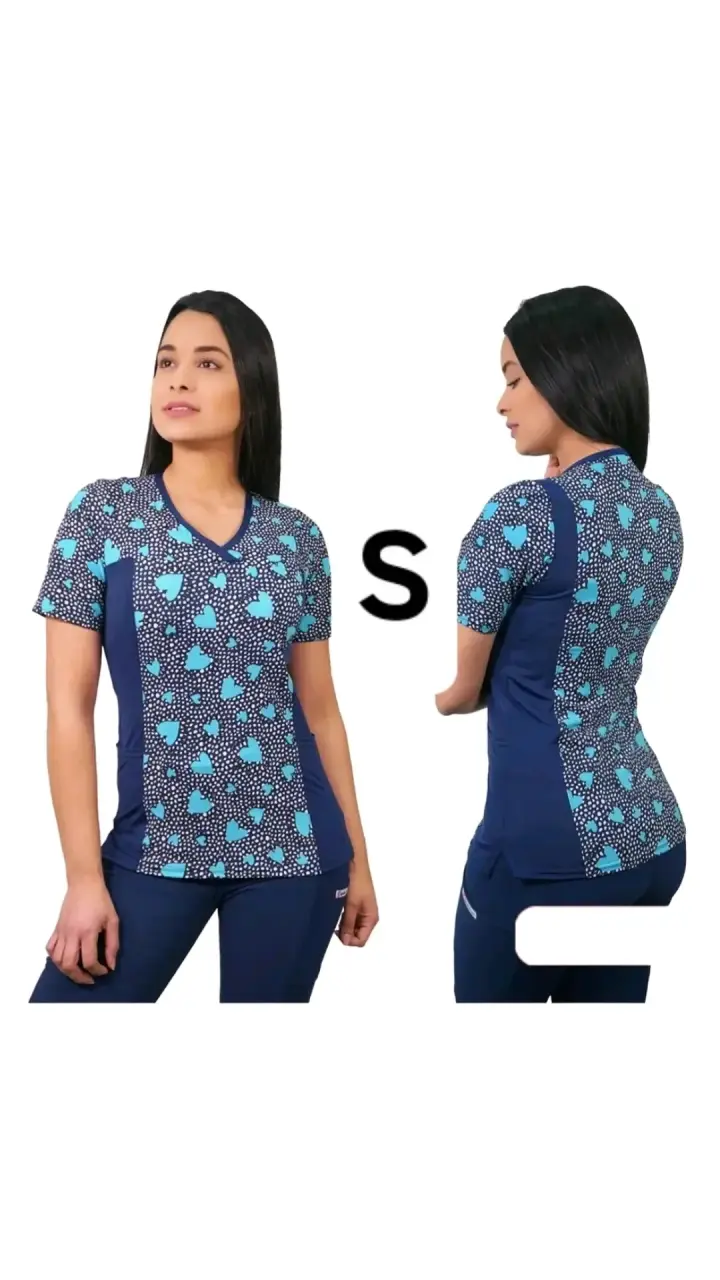 Polera médica azul con estampado de corazones