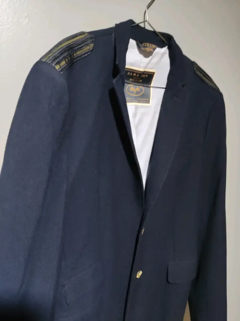 Blazer azul Zara Man con botones dorados - 3