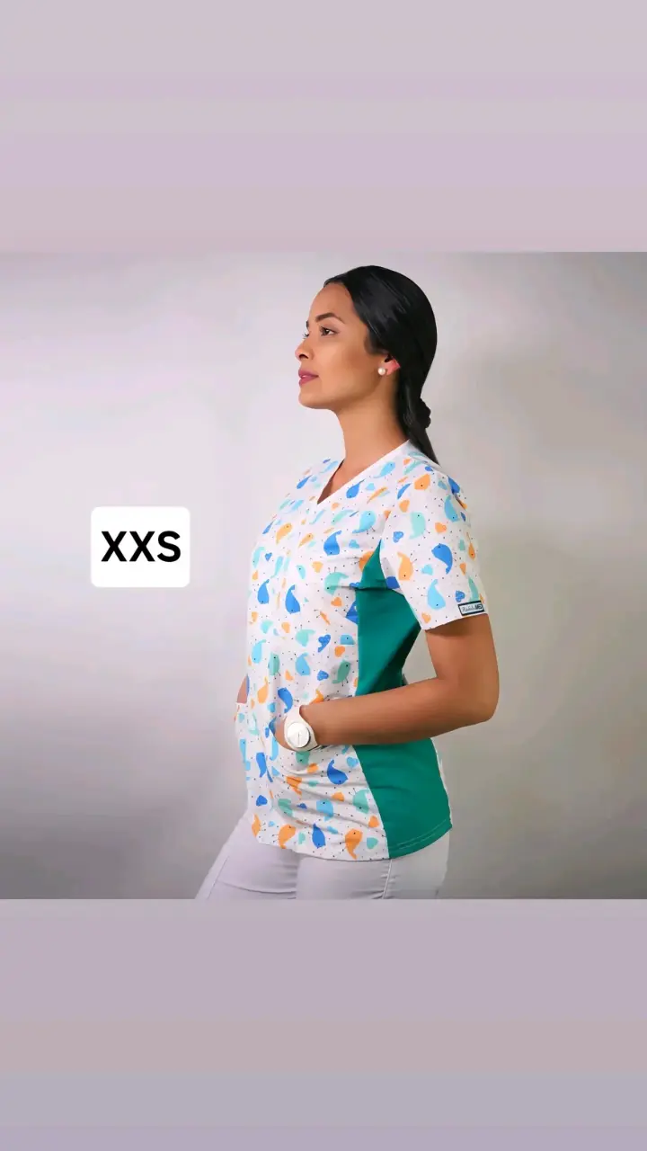 Blusa médica estampada colorida para mujer