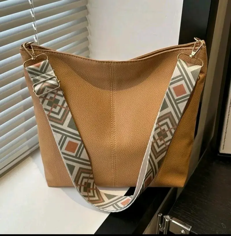 Bolso de cuero sintético con correa estampada