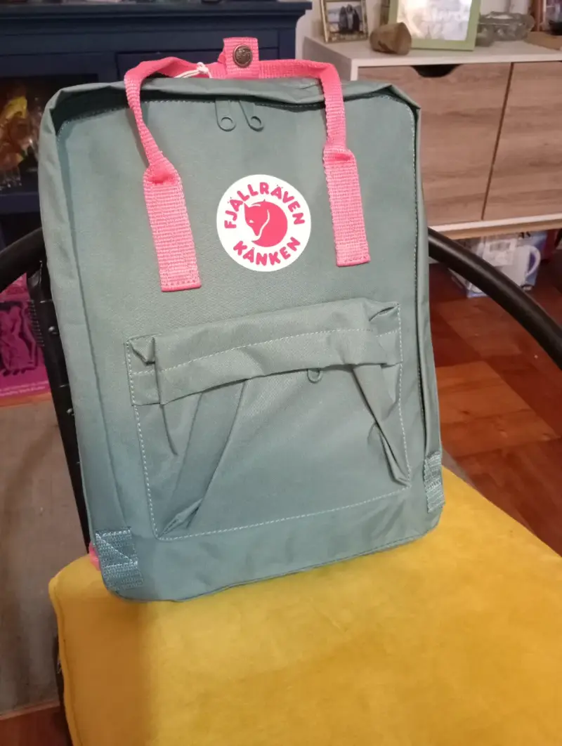 Mochila Fjällräven Kånken verde con correas rosas - 1