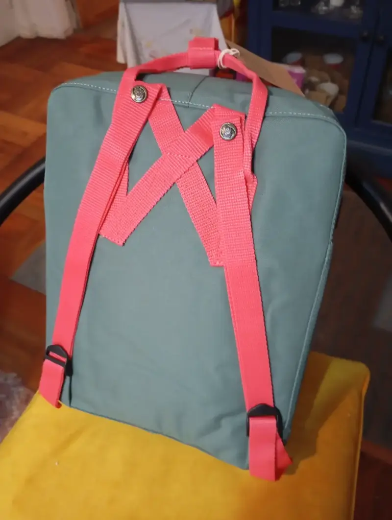 Mochila Fjällräven Kånken verde con correas rosas - 2