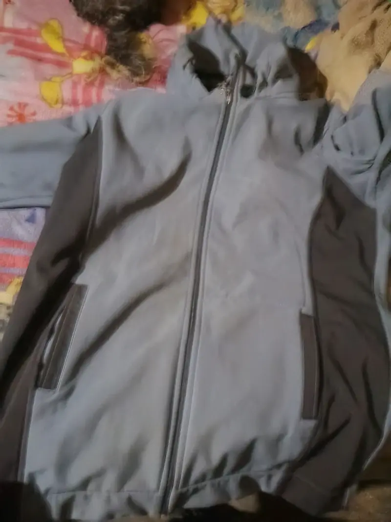 Chaqueta softshell gris con capucha