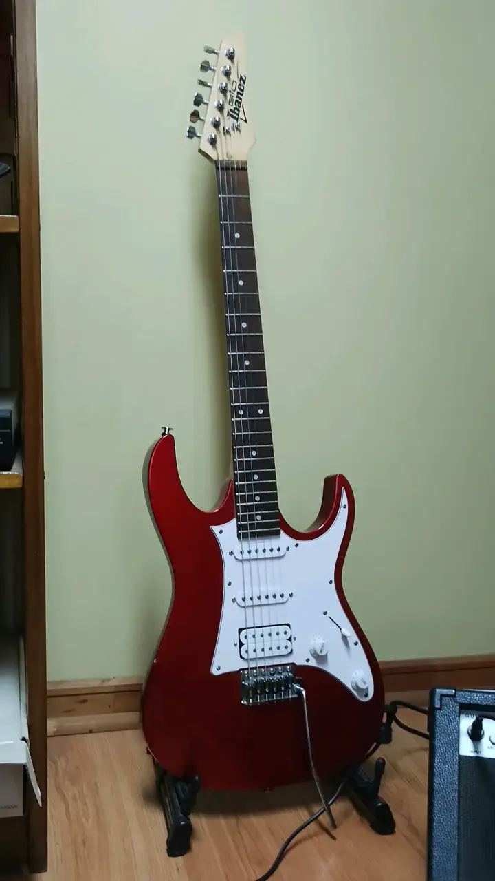 Guitarra eléctrica Ibanez Gio roja - 1