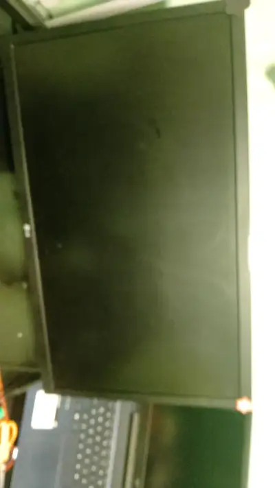 Monitor LG de 24 pulgadas (sin soporte incluído) - miniatura 1