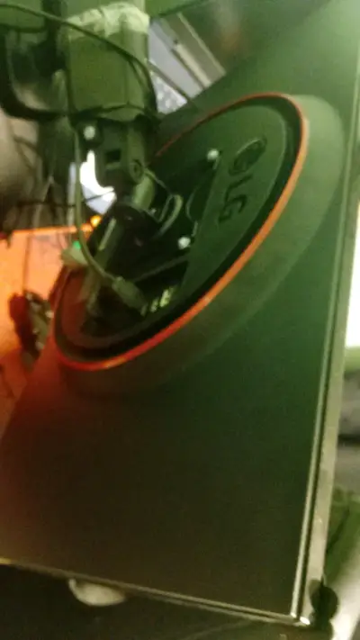 Monitor LG de 24 pulgadas (sin soporte incluído) - miniatura 2