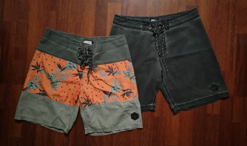 Par de shorts de baño para hombre