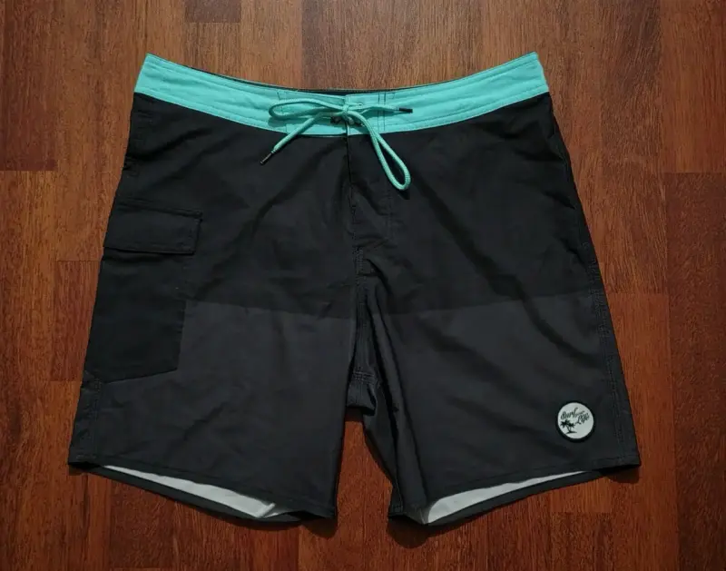 Shorts de baño negros con cintura verde