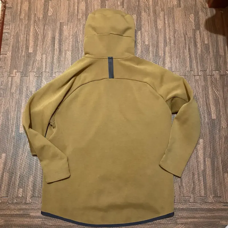 Nike Tech Talla L con detalles - 2