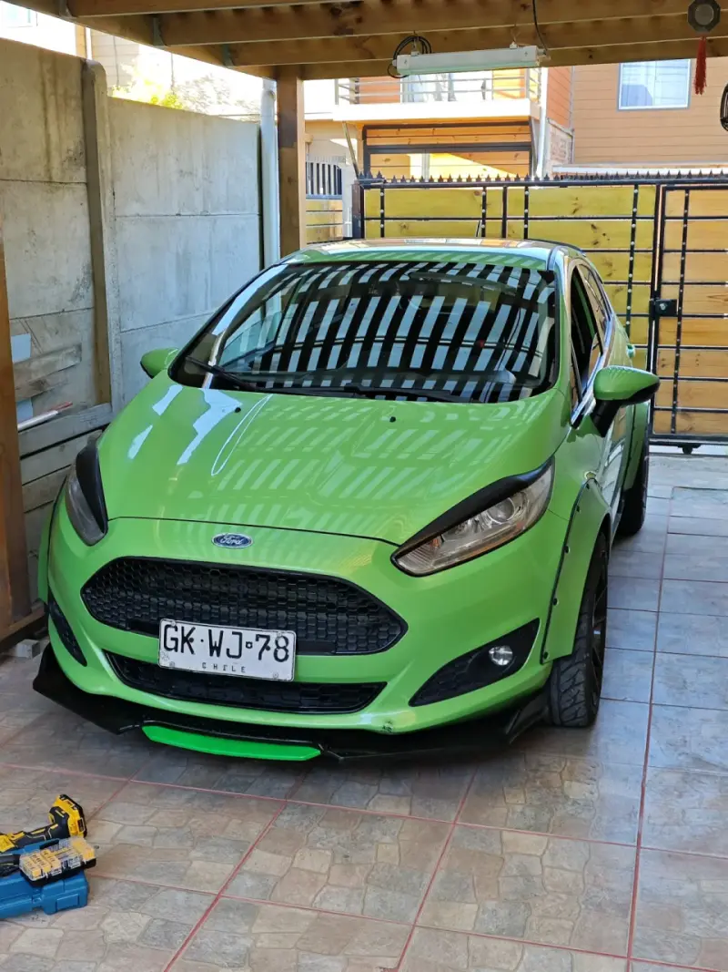 Auto Ford Fiesta verde en buen estado