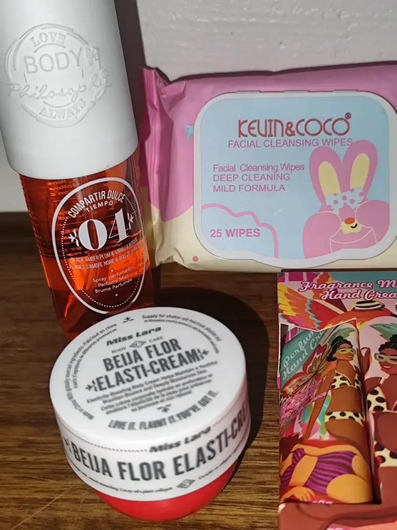 Set de cuidado personal con cremas y perfumes - 2