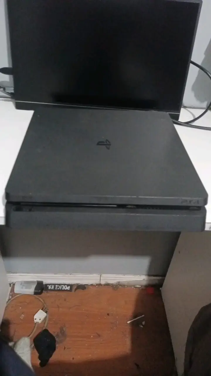 PS4 Slim (solo consola y cable CA + GTA V físico)) - 1