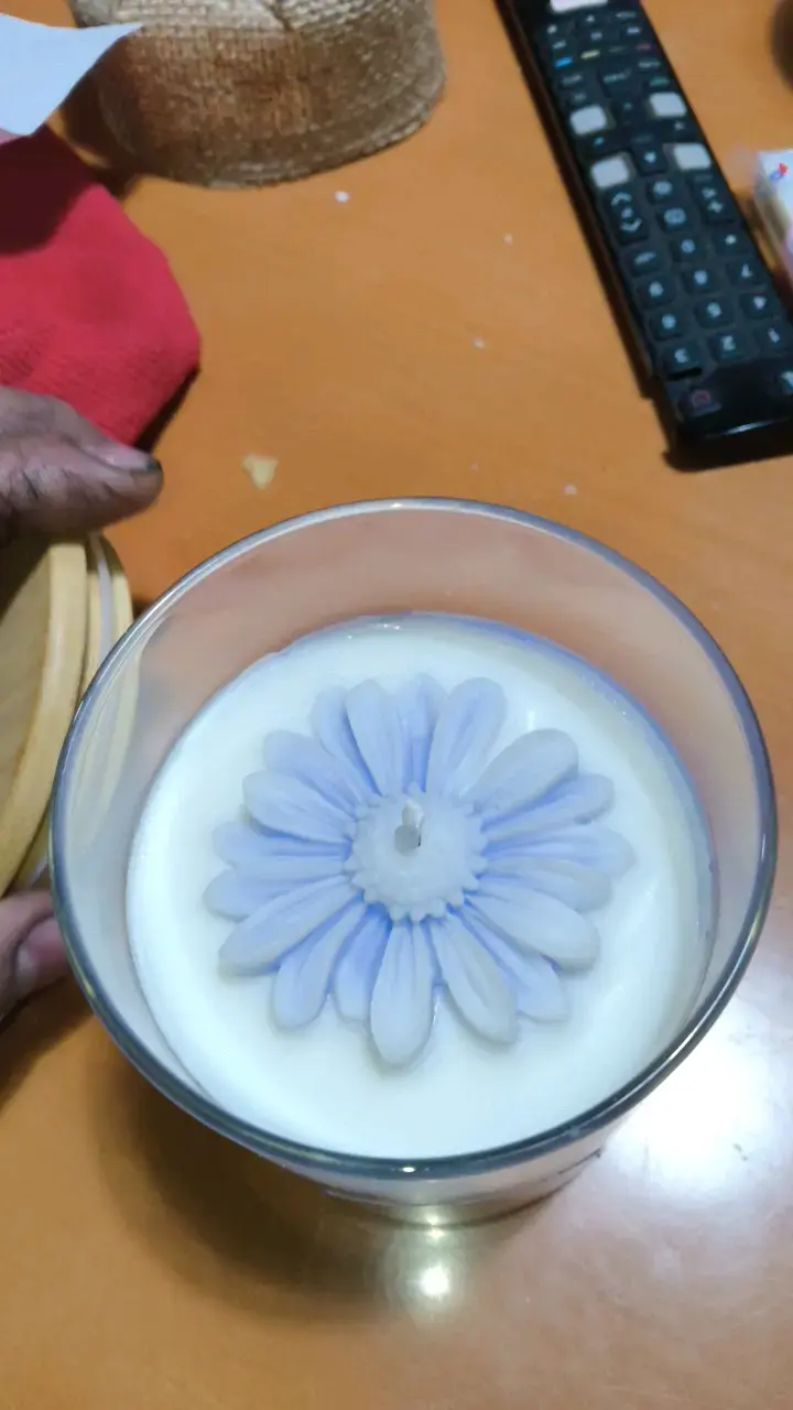 Vela aromática Dulce Tentación con diseño floral - 2
