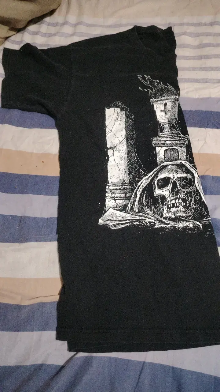 Polera negra con diseño de calavera - 1