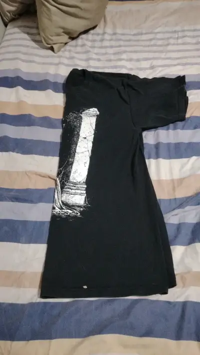 Polera negra con diseño de calavera - miniatura 2