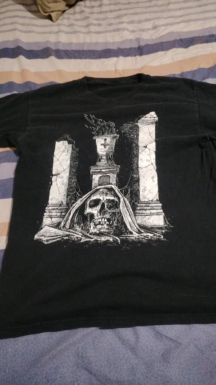 Polera negra con diseño de calavera - 3