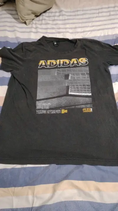 Polera negra Adidas con diseño gráfico - miniatura 1