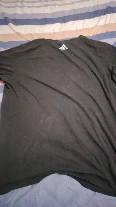 Polera negra Adidas con diseño gráfico - miniatura 2