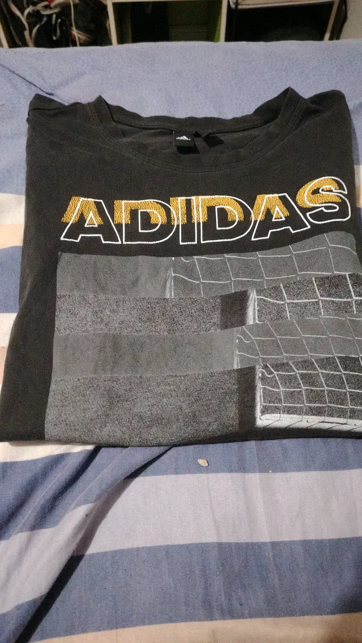 Polera negra Adidas con diseño gráfico - 3