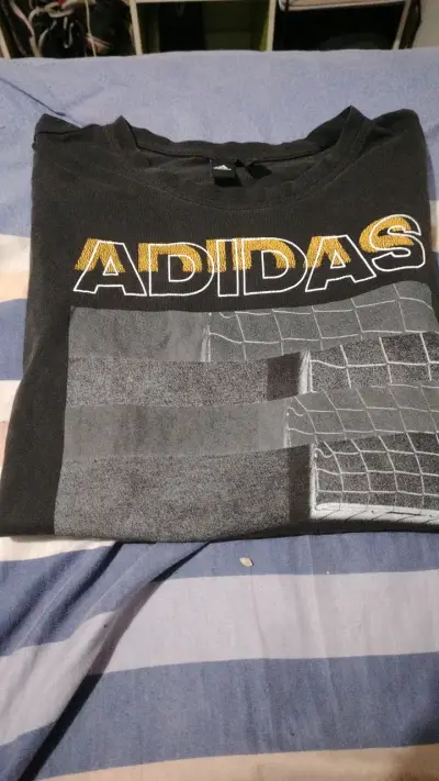 Polera negra Adidas con diseño gráfico - miniatura 3
