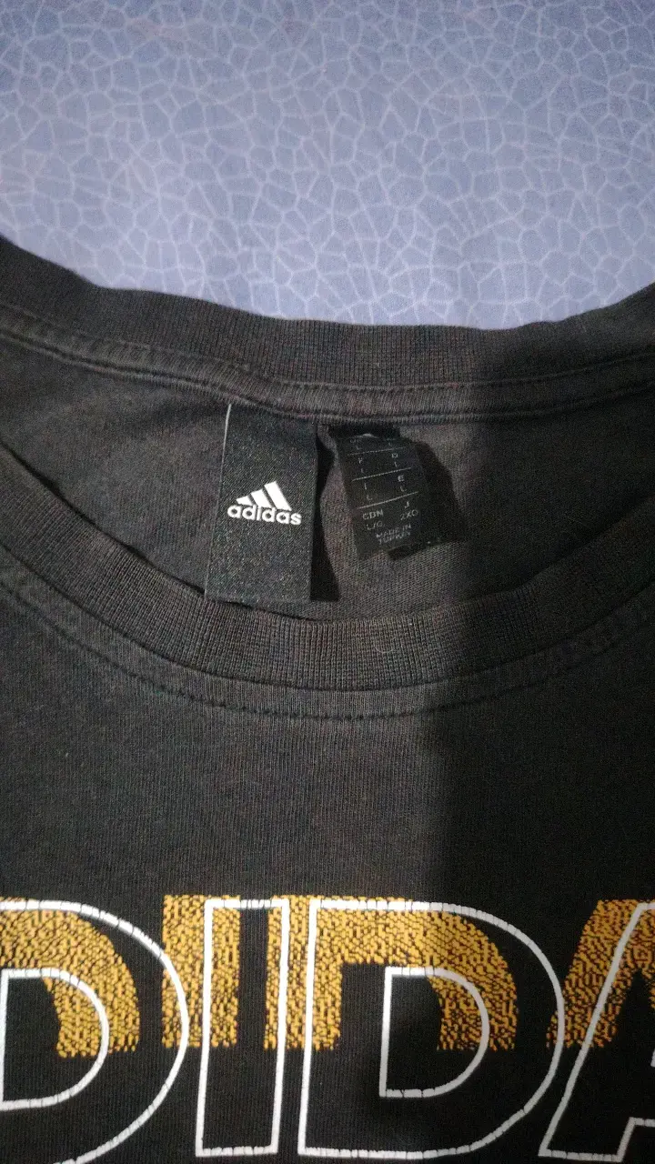 Polera negra Adidas con diseño gráfico - 4
