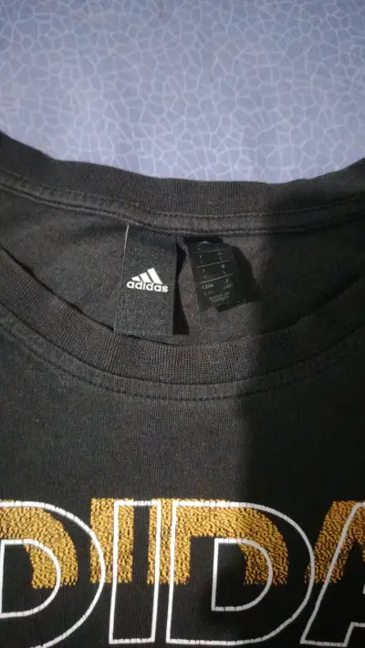 Polera negra Adidas con diseño gráfico - miniatura 4