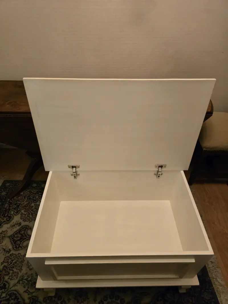 Baúl blanco estilo vintage con amplio espacio - 4
