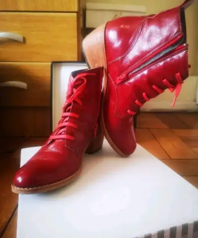 Botines de cuero rojos con tacón medio - miniatura 2