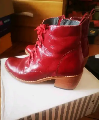Botines de cuero rojos con tacón medio - miniatura 3