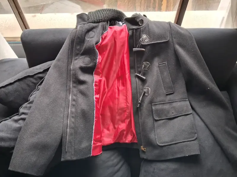 Abrigo negro Tommy Hilfiger con forro rojo - 2
