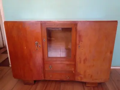 Mueble de madera con puertas y cajones - miniatura 1