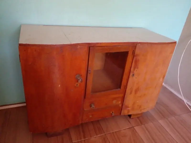 Mueble de madera con puertas y cajones - 2