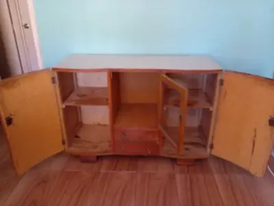 Mueble de madera con puertas y cajones - miniatura 3