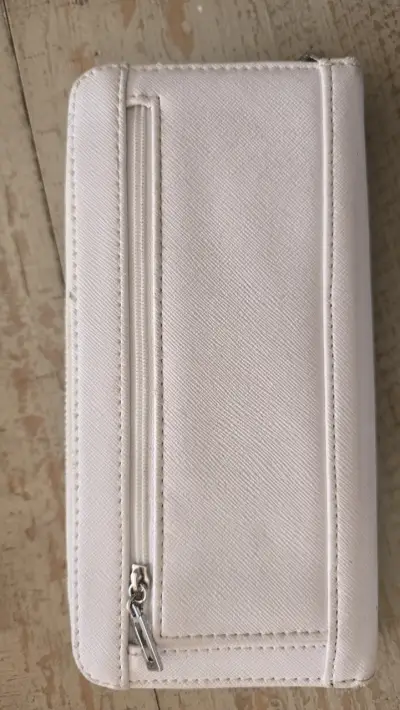 Billetera Guess blanca y negra con logo metálico - miniatura 1