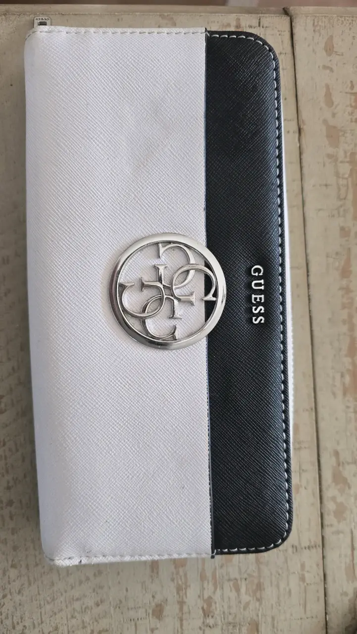 Billetera Guess blanca y negra con logo metálico - 2