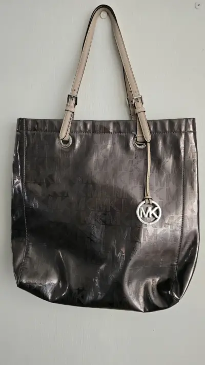 Bolso tote Michael Kors metálico con logo - miniatura 2