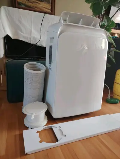 Aire acondicionado portátil Midea con accesorios - miniatura 1