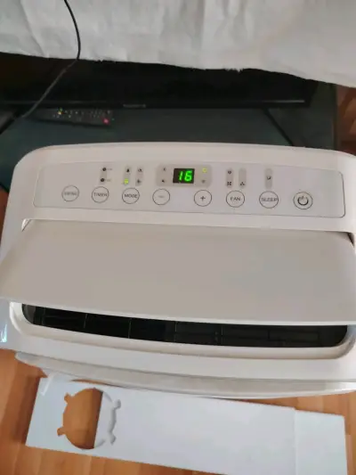 Aire acondicionado portátil Midea con accesorios - miniatura 2