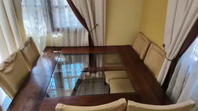 Mesa de comedor cuadrada de madera con vidrio - miniatura 1