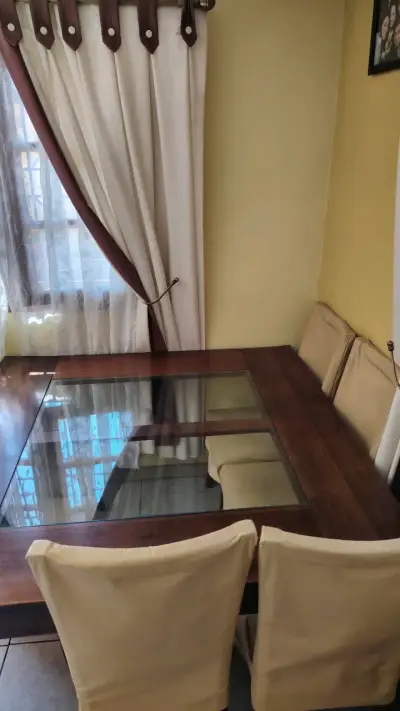 Mesa de comedor cuadrada de madera con vidrio - miniatura 2