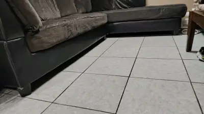 Sofá seccional en L de tela gris oscuro - miniatura 1