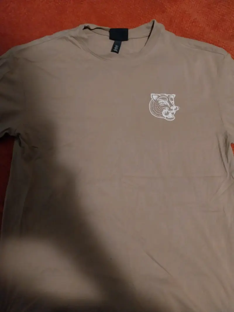 Polera beige con diseño de felino