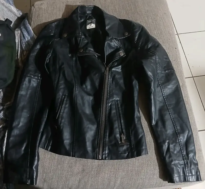 Chaqueta de cuero sintético negra para mujer - 1